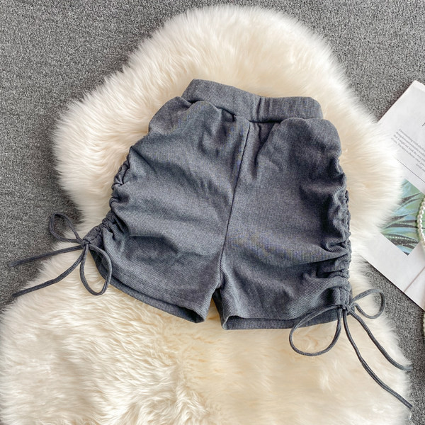 Sieviešu šorti ar saitēm un elastīgu jostasvietu