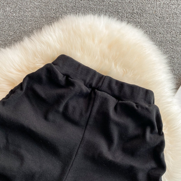 Sieviešu šorti ar saitēm un elastīgu jostasvietu