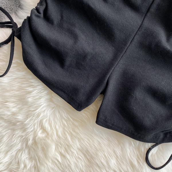 Sieviešu šorti ar saitēm un elastīgu jostasvietu