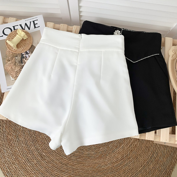 Mūsdienīgi sieviešu šorti ar augstu vidukli - balti un melni