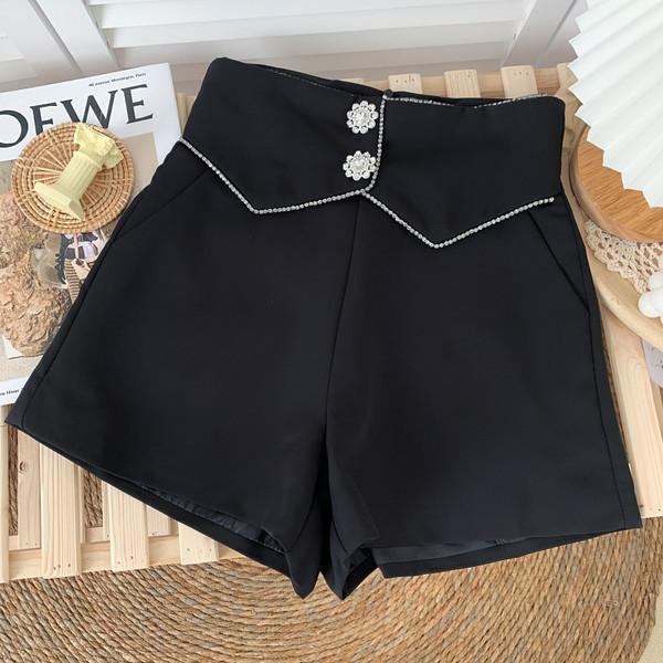 Mūsdienīgi sieviešu šorti ar augstu vidukli - balti un melni