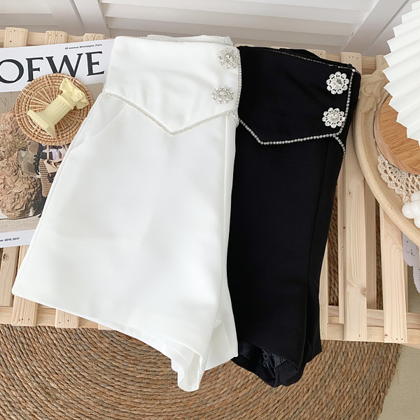 Mūsdienīgi sieviešu šorti ar augstu vidukli - balti un melni