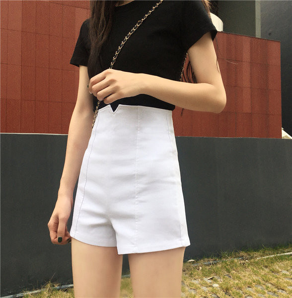 Stilīgi sieviešu šorti ar augstu vidukli vienkāršu modeli