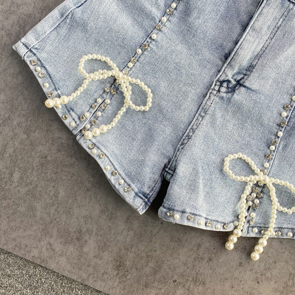 Sieviešu džinsa šorti ar pērlēm un lentītēm