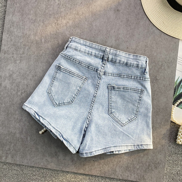 Sieviešu džinsa šorti ar pērlēm un lentītēm