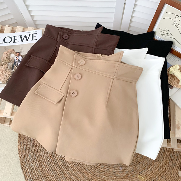 Jauns šortu modelis ar pogām vairākās krāsās sievietēm