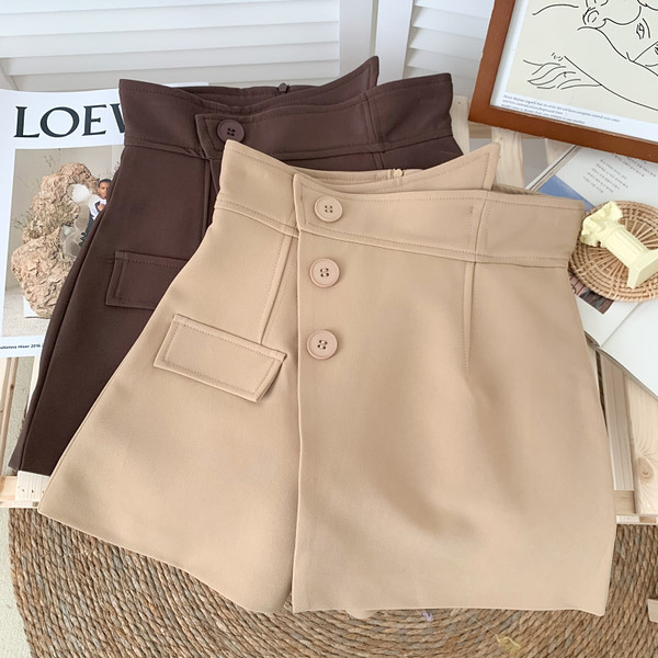 Jauns šortu modelis ar pogām vairākās krāsās sievietēm