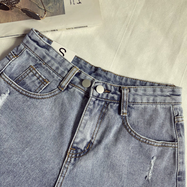 Blugi scurți actuali cu talie înaltă și motive rupte