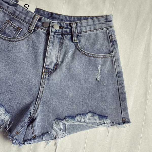 Blugi scurți actuali cu talie înaltă și motive rupte