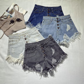 Kratke traperice s gumbima i poderanim motivima