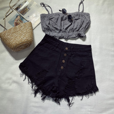 Kratke traperice s gumbima i poderanim motivima