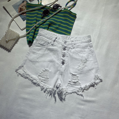 Kratke traperice s gumbima i poderanim motivima