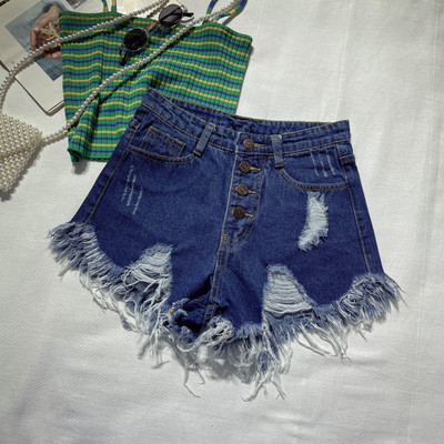 Kratke traperice s gumbima i poderanim motivima