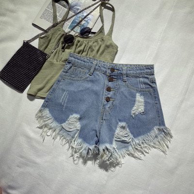 Kratke traperice s gumbima i poderanim motivima