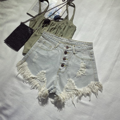 Kratke traperice s gumbima i poderanim motivima