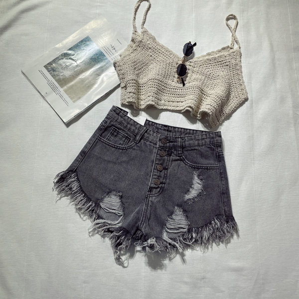 Kratke traperice s gumbima i poderanim motivima