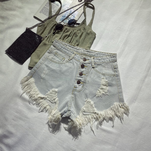 Kratke traperice s gumbima i poderanim motivima