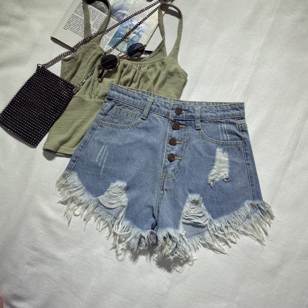 Kratke traperice s gumbima i poderanim motivima