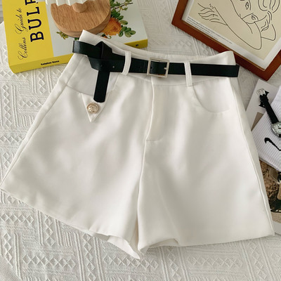 Jauns vasaras šortu modelis ar kabatām un jostu