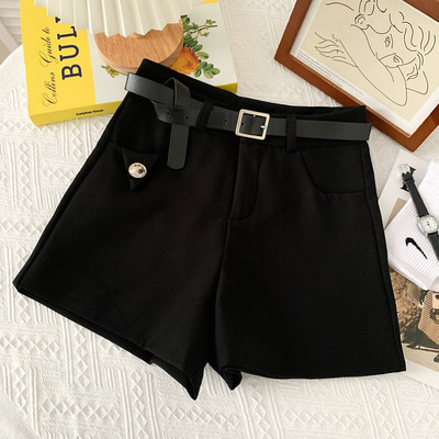 Jauns vasaras šortu modelis ar kabatām un jostu