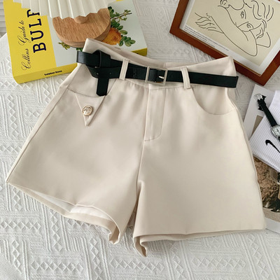 Jauns vasaras šortu modelis ar kabatām un jostu