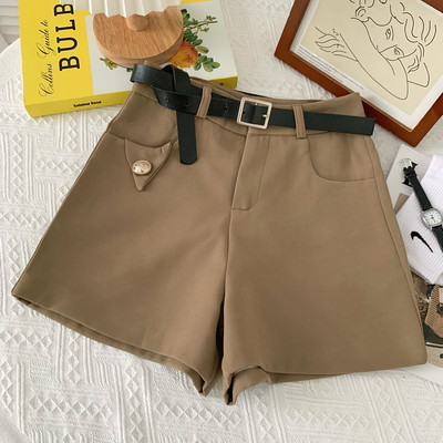 Jauns vasaras šortu modelis ar kabatām un jostu