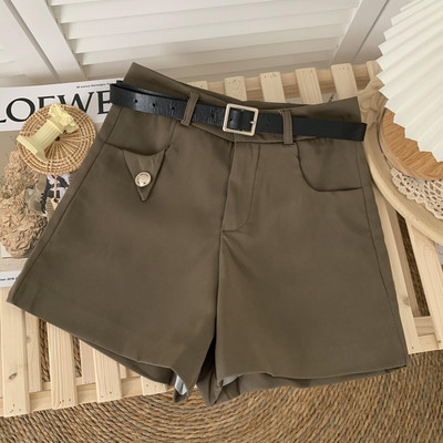 Jauns vasaras šortu modelis ar kabatām un jostu