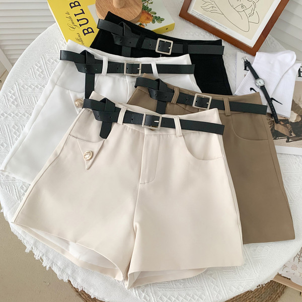 Jauns vasaras šortu modelis ar kabatām un jostu