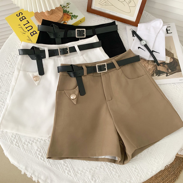 Jauns vasaras šortu modelis ar kabatām un jostu