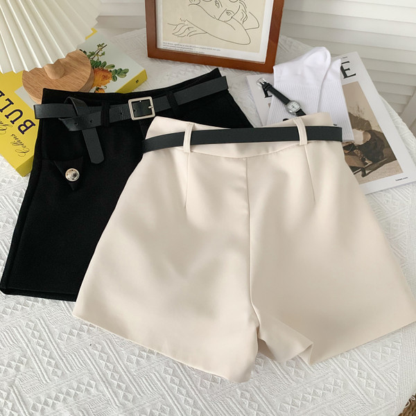 Jauns vasaras šortu modelis ar kabatām un jostu