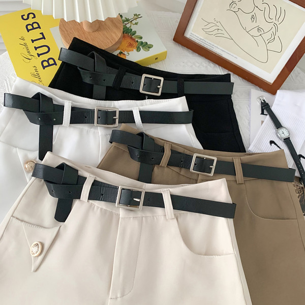 Jauns vasaras šortu modelis ar kabatām un jostu