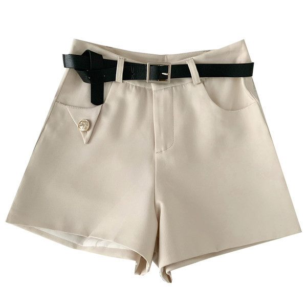 Jauns vasaras šortu modelis ar kabatām un jostu