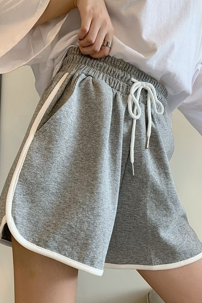 Sieviešu ikdienas šorti ar apmalēm un saitēm