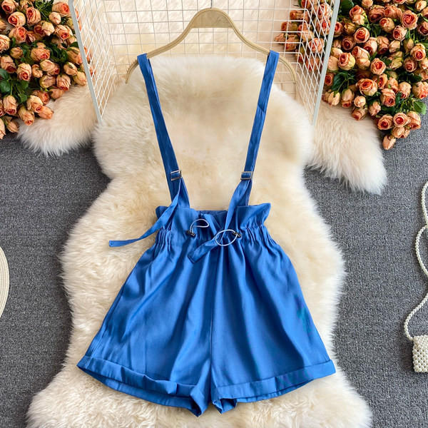 Jauns sieviešu šortu modelis ar bikšturiem zilā krāsā