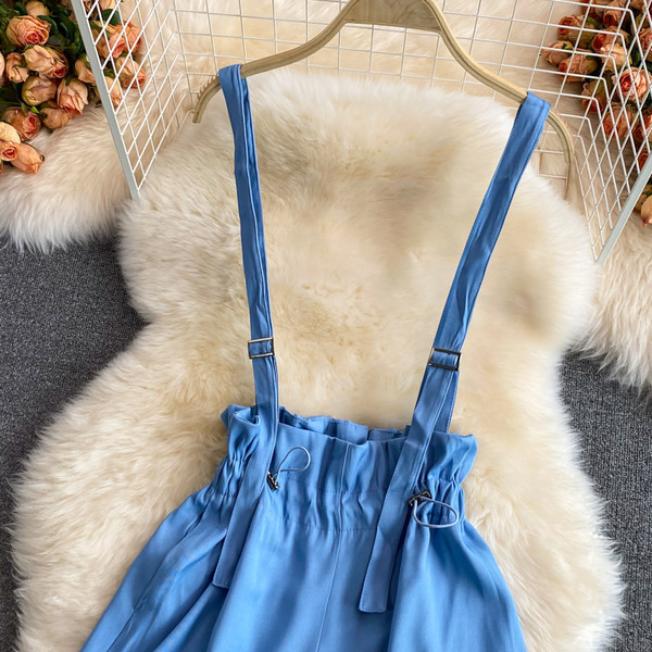 Jauns sieviešu šortu modelis ar bikšturiem zilā krāsā