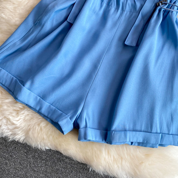 Jauns sieviešu šortu modelis ar bikšturiem zilā krāsā