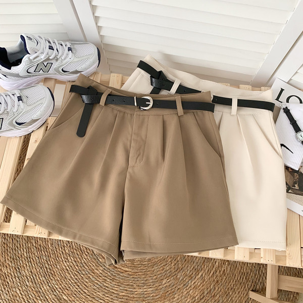 Jauna modeļa sieviešu šorti ar kabatām un jostu