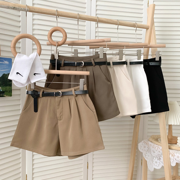 Jauna modeļa sieviešu šorti ar kabatām un jostu