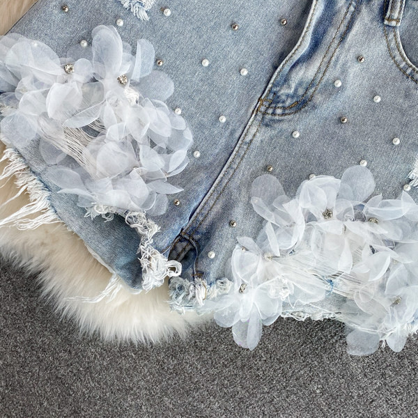 Sieviešu džinsa šorti ar 3D elementu