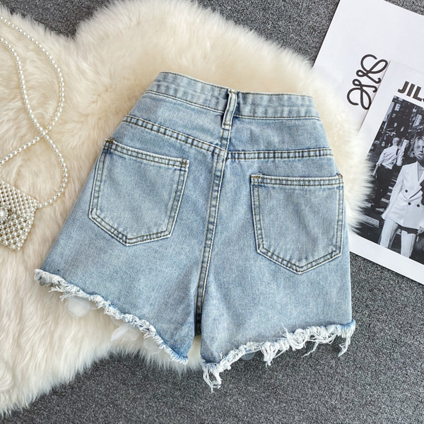 Sieviešu džinsa šorti ar 3D elementu