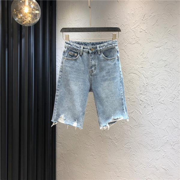 Къси дамски дънкови панталони със скъсан ефект 