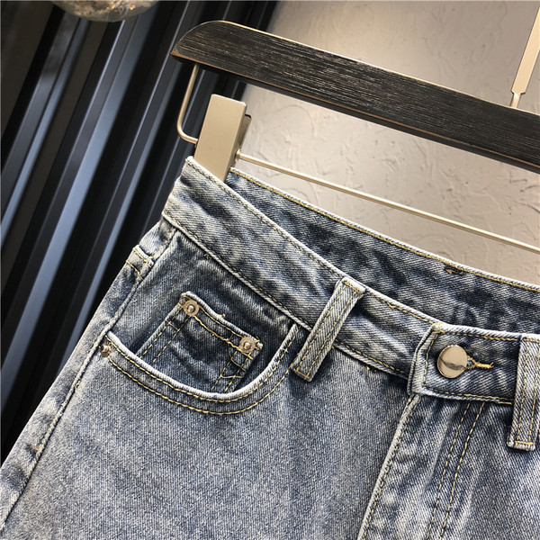 Къси дамски дънкови панталони със скъсан ефект 