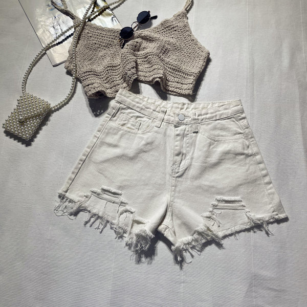 Īsi džinsi ar augstu vidukli ar plēstiem motīviem - vairākās krāsās