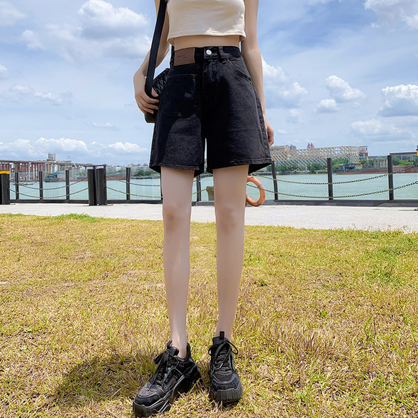 Pantaloni scurți de damă din denim model larg cu emblemă