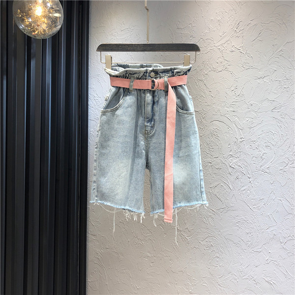 Jauns vasaras džinsu modelis ar jostu un augstu vidukli