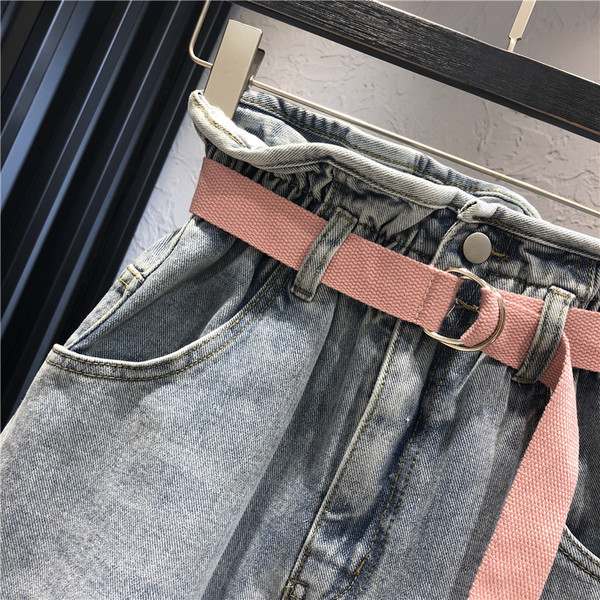 Jauns vasaras džinsu modelis ar jostu un augstu vidukli