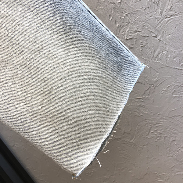 Sieviešu džinsi ar kabatām zilā krāsā