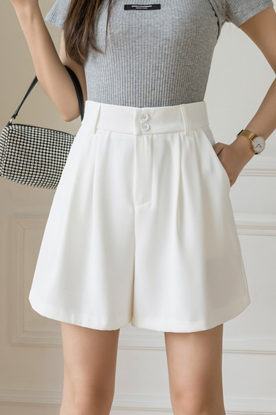 Sieviešu šortu plats modelis ar kabatām