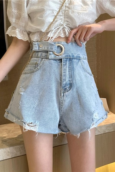 Īsas modernas sieviešu bikses ar augstu vidukli un saplēstiem motīviem