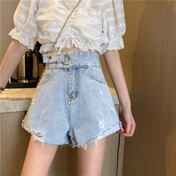 Īsas modernas sieviešu bikses ar augstu vidukli un saplēstiem motīviem